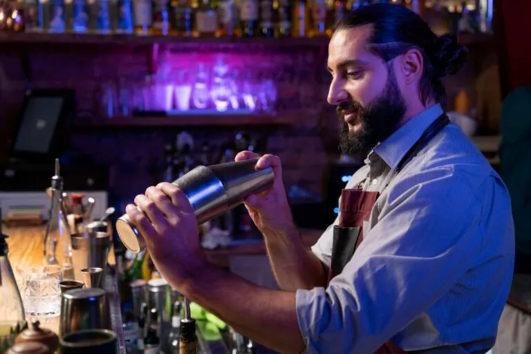 Barkeeper mit Cocktail-Shaker bei einer Showeinlage