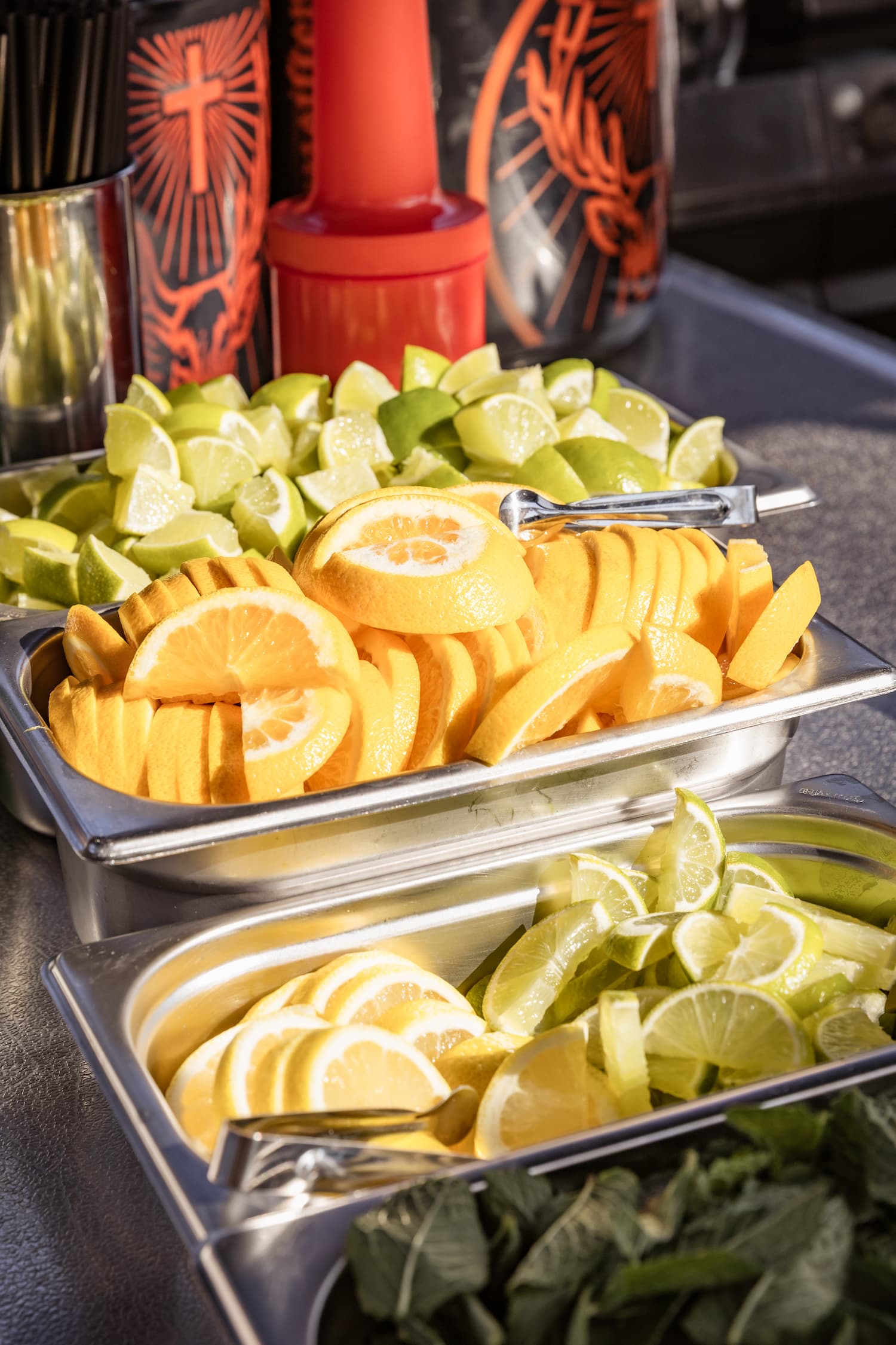 Geschnittene Orangen, Limetten und Zitronen für den Cocktail-Service