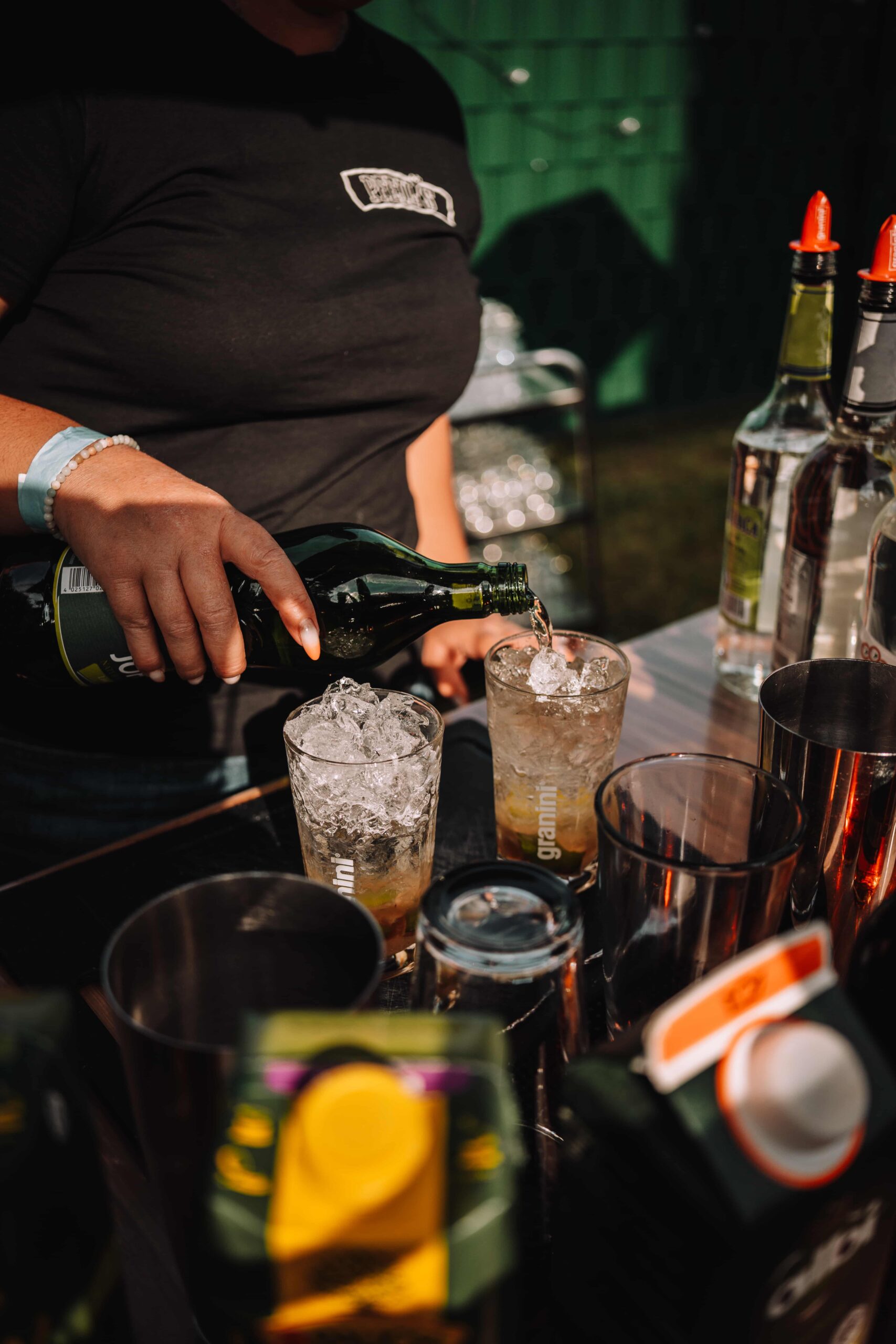 Professioneller Barkeeper bei der Zubereitung von Cocktails auf einer Firmenveranstaltung