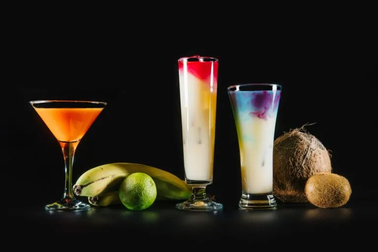 Drei Cocktails inspiriert von verschiedenen Laendern
