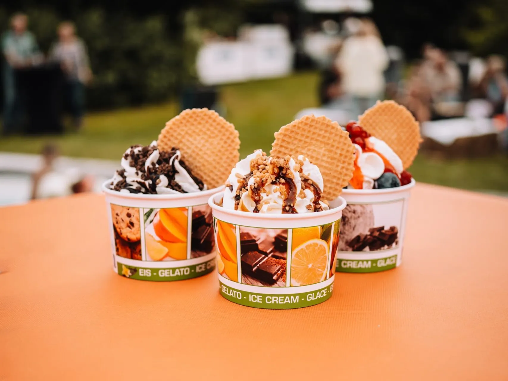 Diverse Eisbecher mit Schoko, Karamell und Frucht – Eis-Catering von Pfeil's Catering