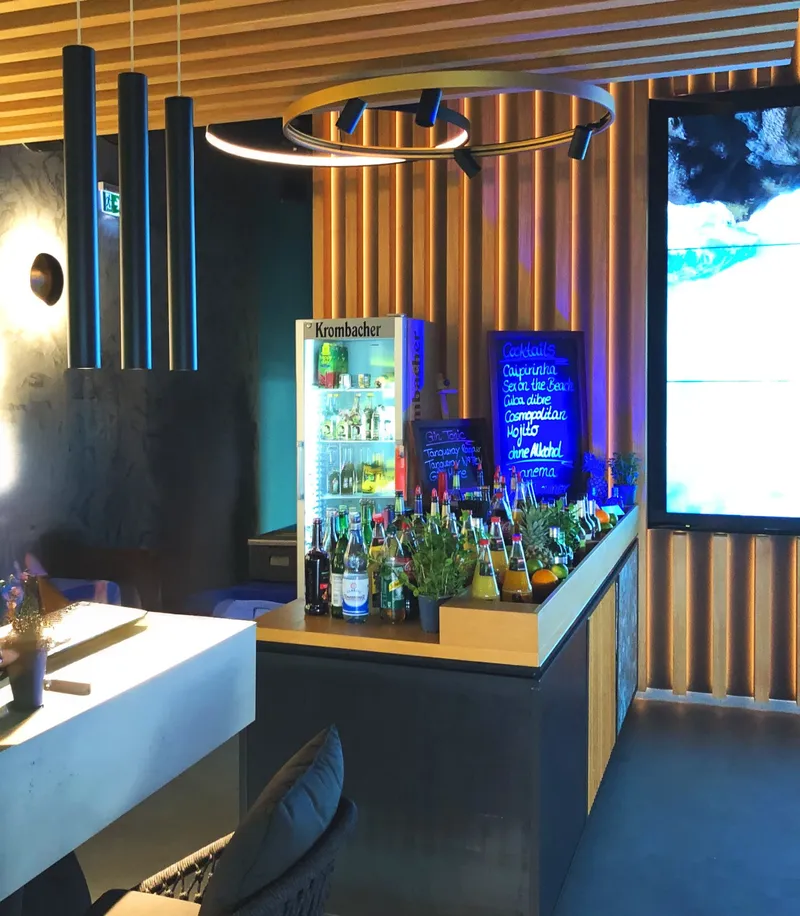 Cocktail-Bar bei einer Firmenfeier mit Gästen