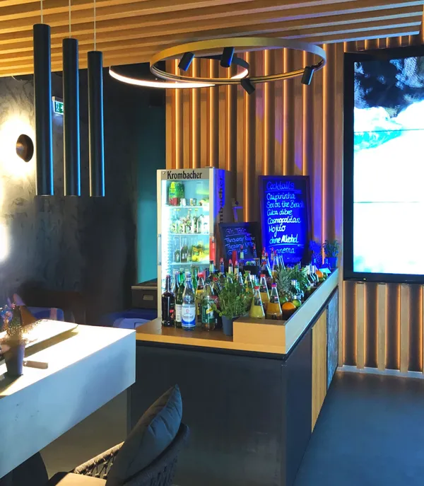 Cocktail-Bar bei einer Firmenfeier mit Gästen