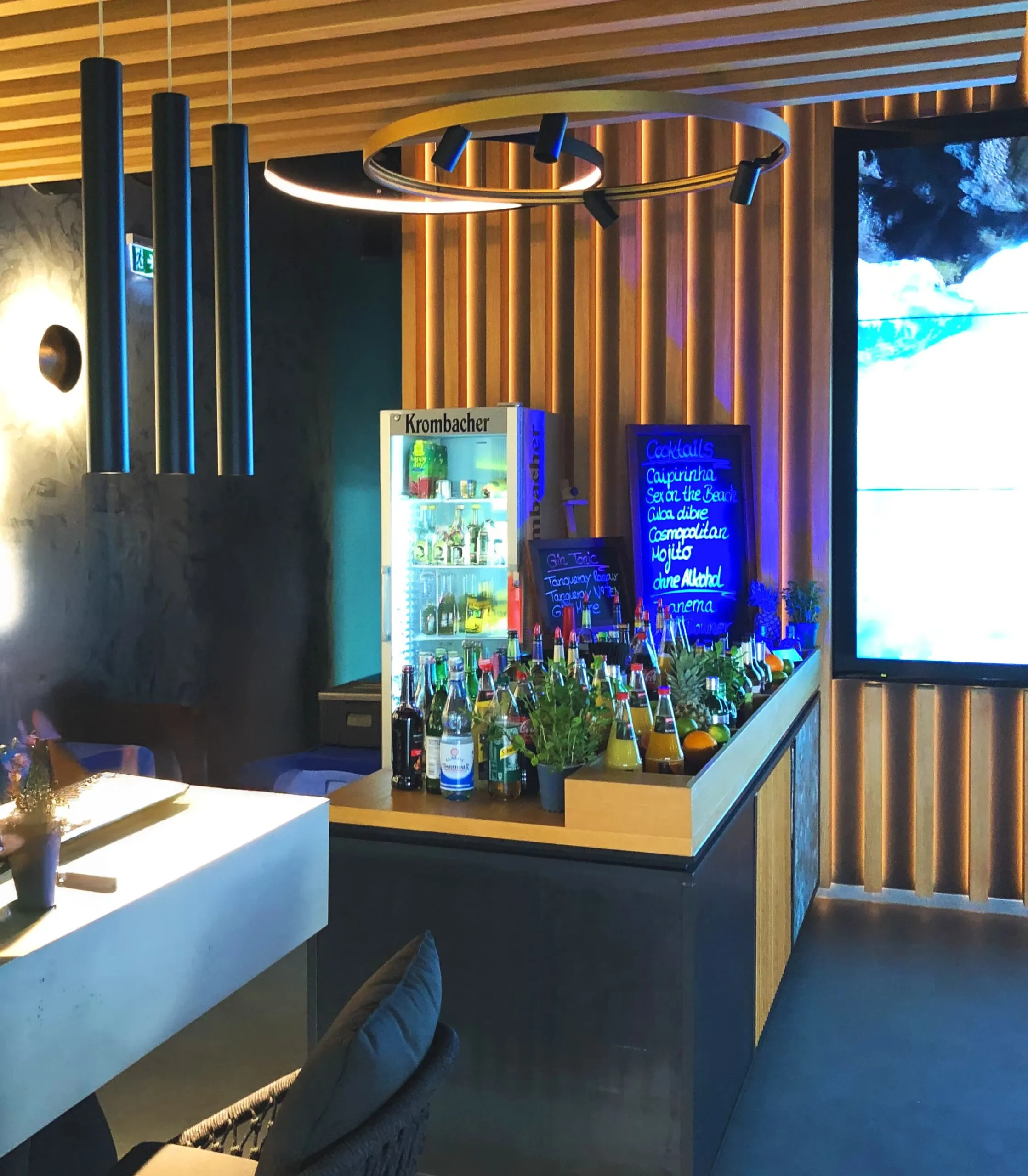 Cocktail-Bar bei einer Firmenfeier mit Gästen