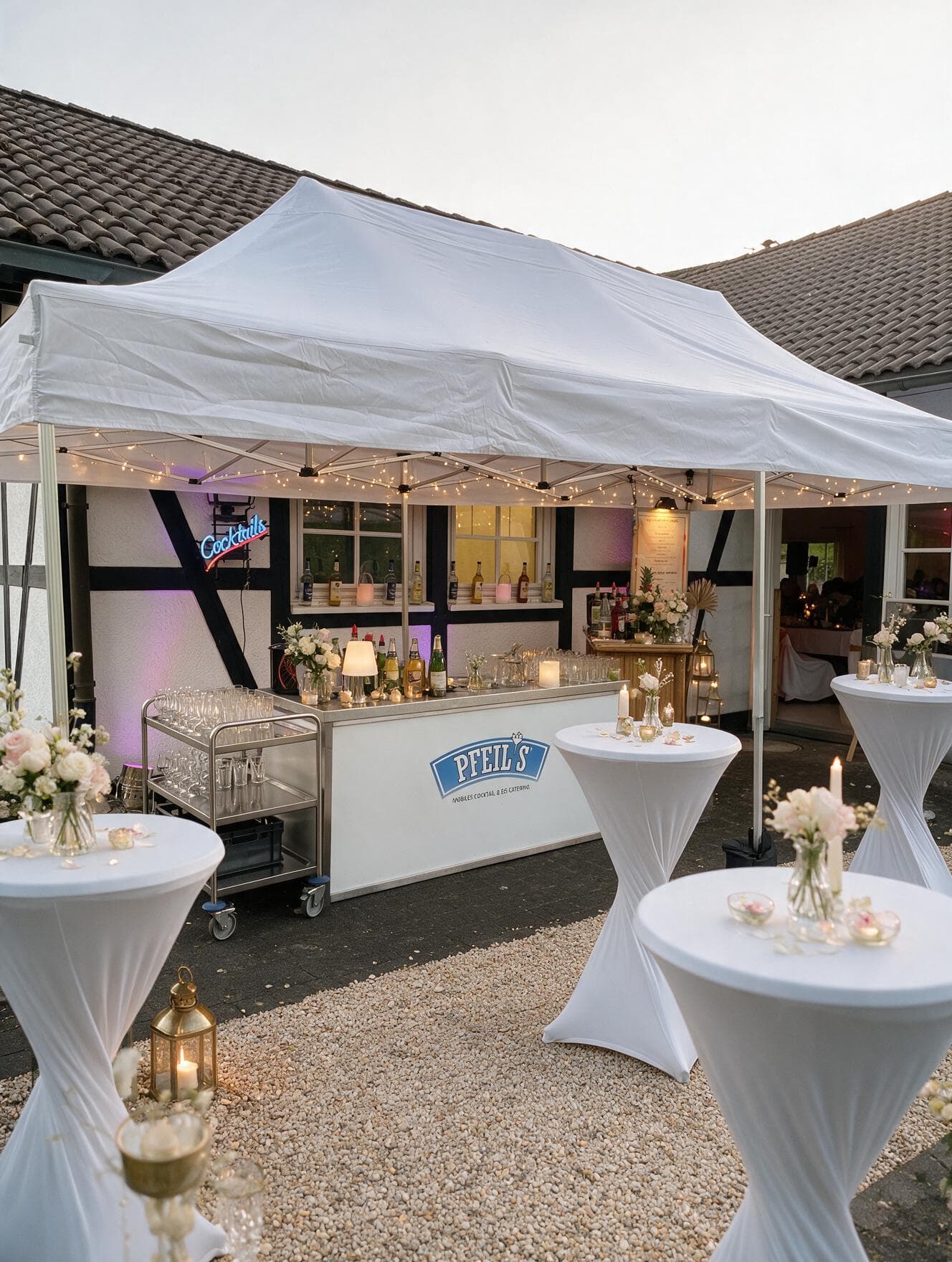 Cocktailbar von Pfeil's Catering mit dekorierten Stehtischen auf einer Hochzeit