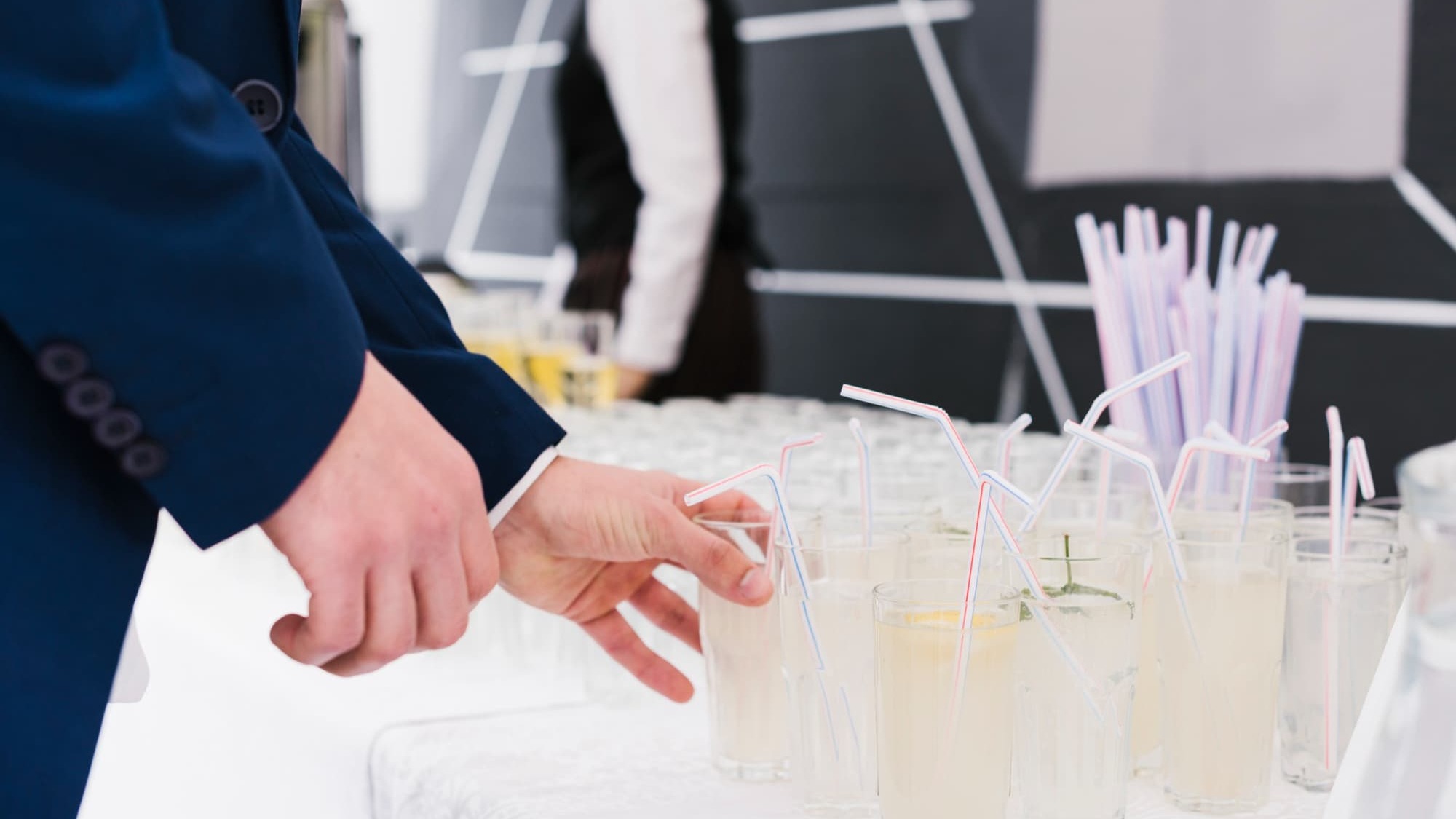 Cocktail-Bar auf einer Messe – professioneller Barservice am Messestand