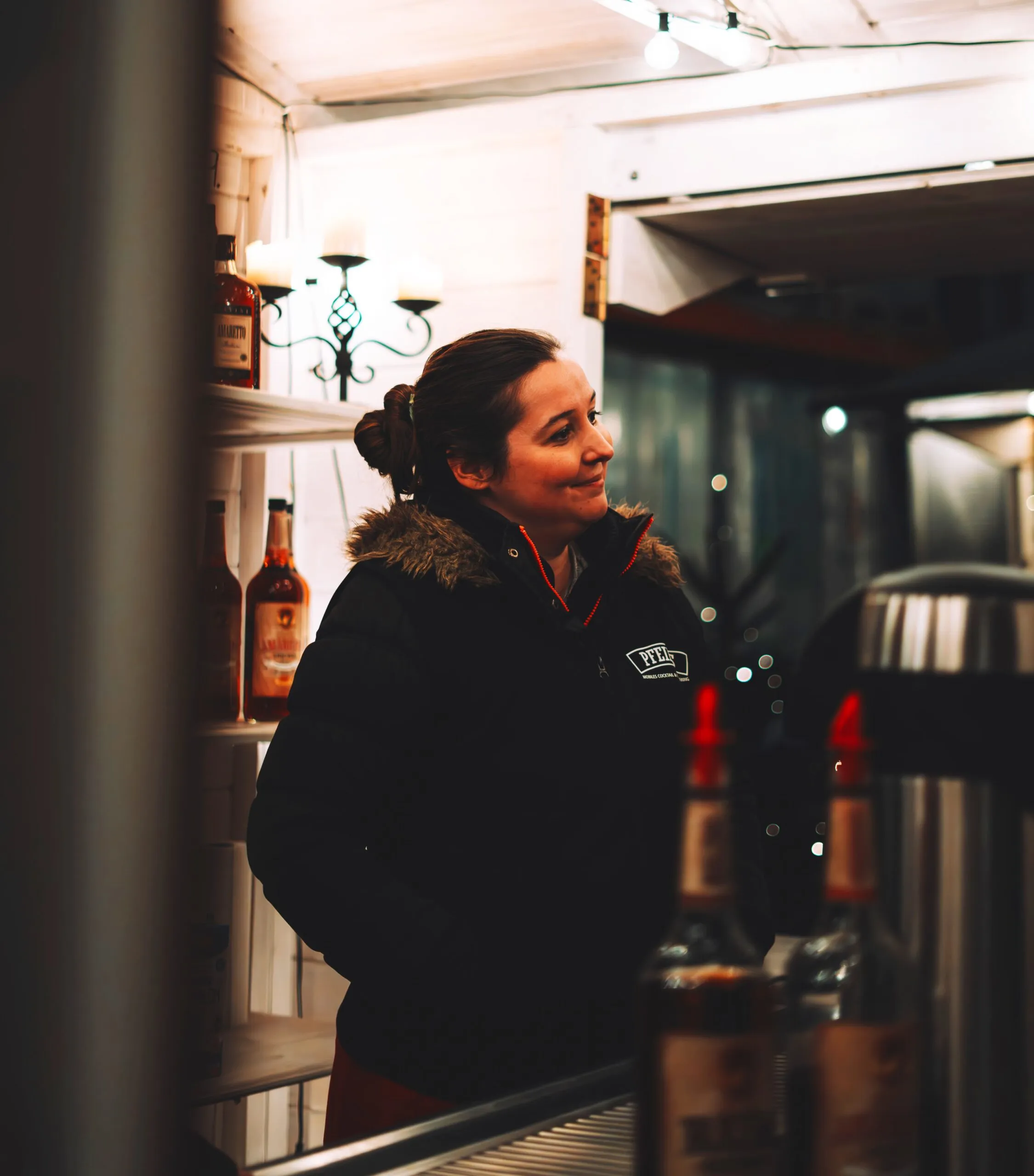 Mitarbeiterin von Pfeil's Catering beim Cocktail-Service