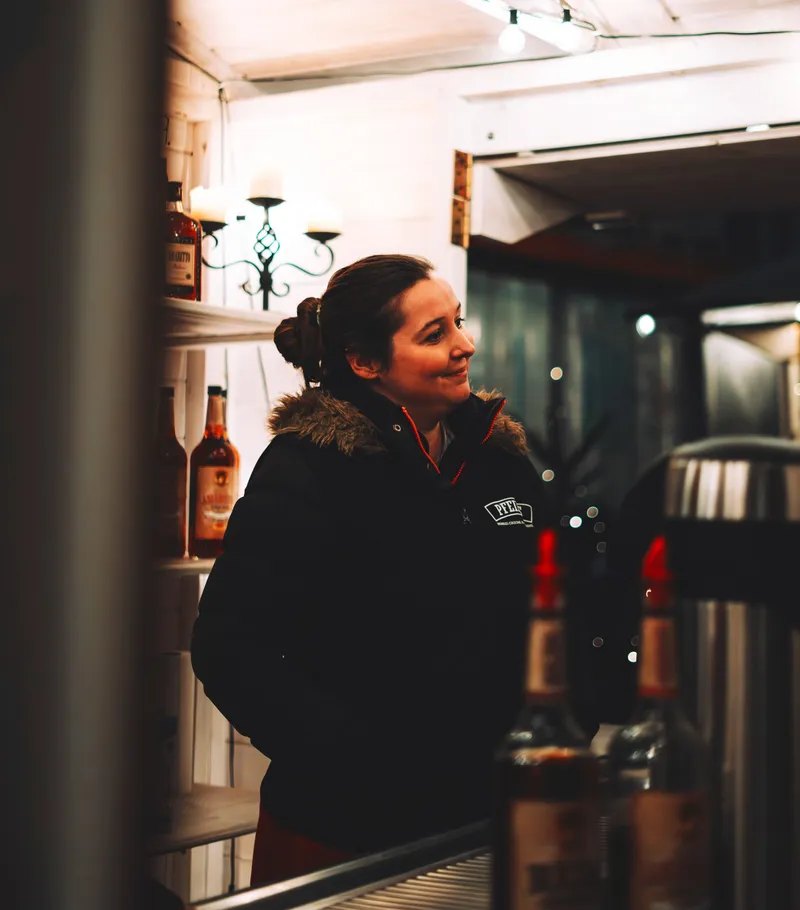 Mitarbeiterin von Pfeil's Catering beim Cocktail-Service