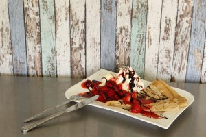 Crepes mit Vanille-Eis, Sahne und Erdbeeren